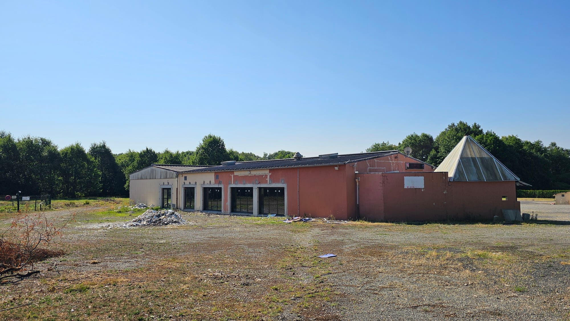 La verrière pyramidale d’origine, vitrage jauni, avant rénovation